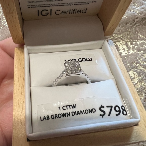 14KT Gold Ring - Picture 3 of 8